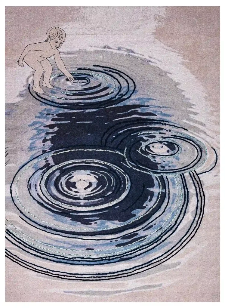 Ilustración digital impresa sobre lienzo e intervenida con bordado. La imagen muestra un niño pequeño tocando un pequeño charco de agua y como este movimiento genera un efecto de ondas concéntricas, lo cual es una metáfora de vínculos como una red, la interdependencia y el cuidado.